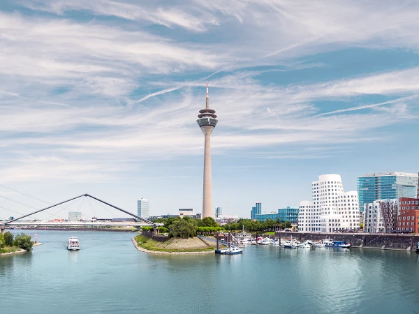 Blick auf Düsseldorf mit Fernsehturm und den Rhein