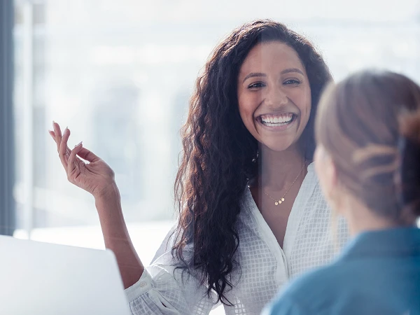 lachende Frau im modernen Büro