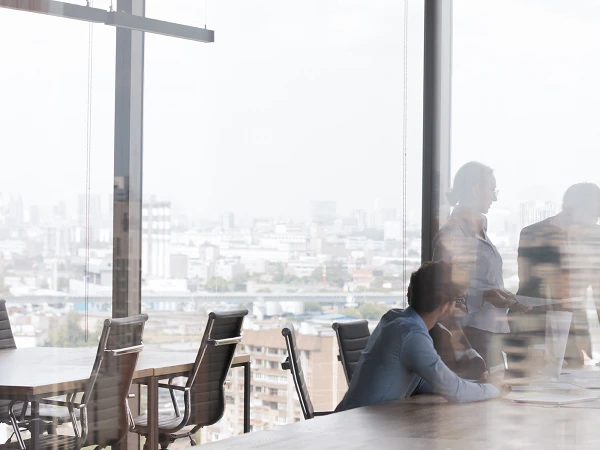 Blick aus modernem Büro auf Stadt