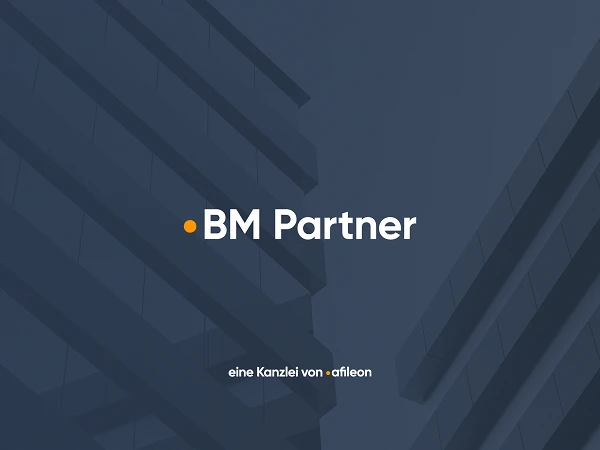 Ein modernes, minimalistisches Design mit der Aufschrift "BM Partner" in der Mitte, umgeben von abstrakten geometrischen Formen und einem dunklen Hintergrund. Darunter steht der Text "eine Kanzlei von afileon".