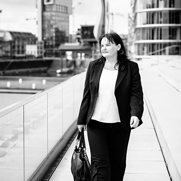 Frau im Business-Outfit auf Promenade, urbaner Hintergrund